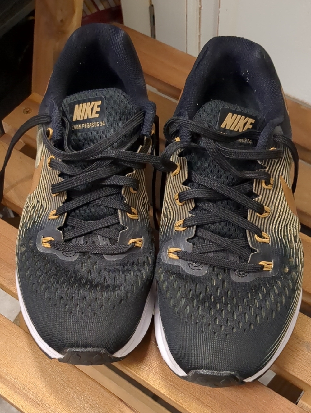 Nike Women's Black and Gold Athletic Running Shoes